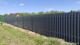 Серый забор из евроштакетника