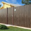 Секционный забор с калиткой из двухстороннего профнастила под дерево