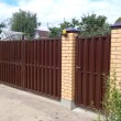 Распашные ворота из евроштакетника с обшивкой ШАХМАТКА (двойная рамка)