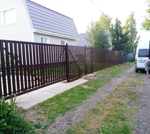 Откатные ворота из евроштакетника автоматические на ж/б